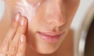 9-sai-lam-ban-vo-tinh-mac-phai-khi-thoa-kem-duong-da-khien-lan-da-bieu-tinh3