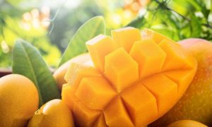 bat-mi-10-cach-giup-ban-lam-trang-deu-mau-voi-mat-na-xoai1