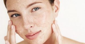 bi-quyet-tay-da-chet-sach-sau-voi-dong-my-pham-cua-leau-claire1