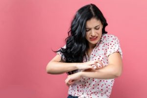 cach-dieu-tri-di-ung-kem-chong-nang1